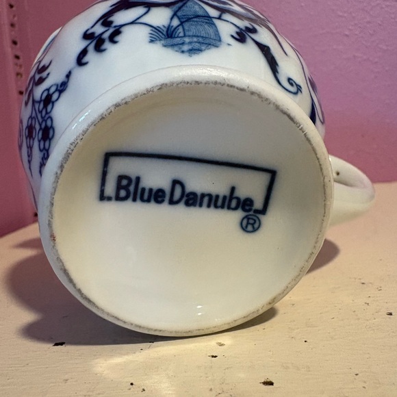 Vintage GUC * Blue Danube White Floral Print Ceramic Creamer Pitcher Retro Find - Picture 6 of 7